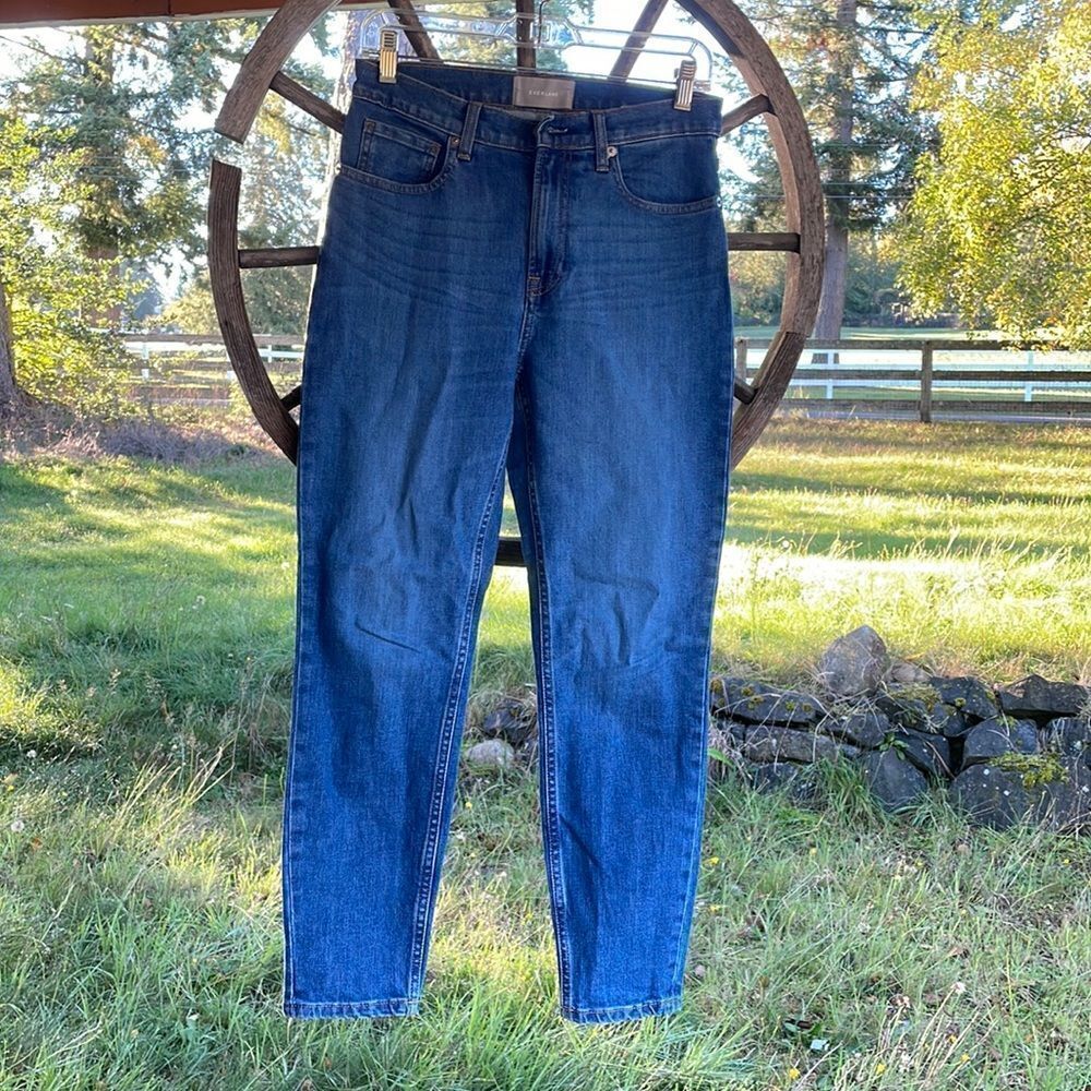 Everlane womans ankle blue jeans. They are a size 28